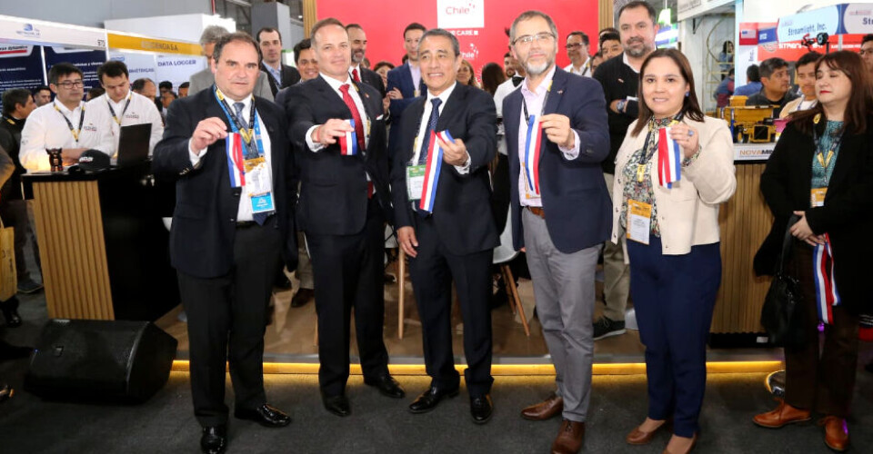 Autoridades en el tradicional corte de cinta de inauguración de las exposiciones.