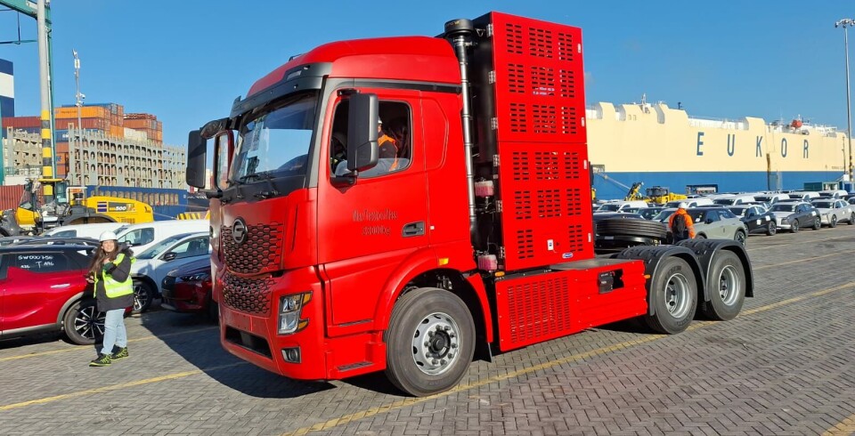 El camión tiene la capacidad de transportar hasta 49 toneladas totales.