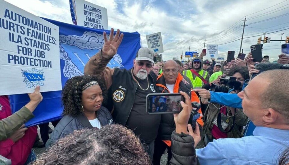 El presidente de ILA junto a los trabajadores durante la huelga de tres días en Estados Unidos.