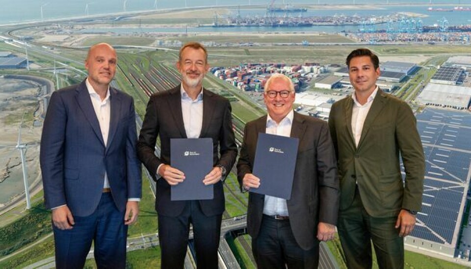 Ejecutivos tras la firma del acuerdo para la construcción del patio ferroviario.