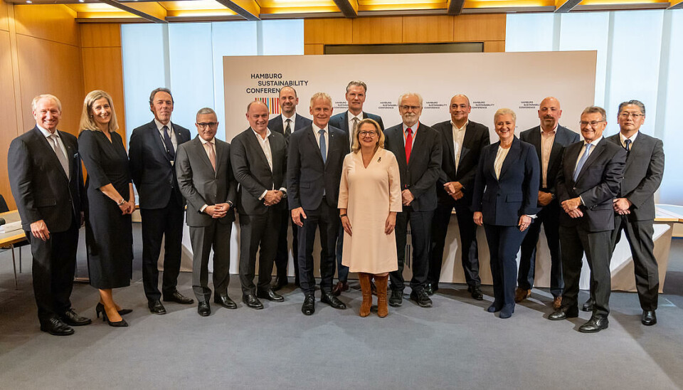 Autoridades tras la firma del documento que promueve la protección al medio ambiente.