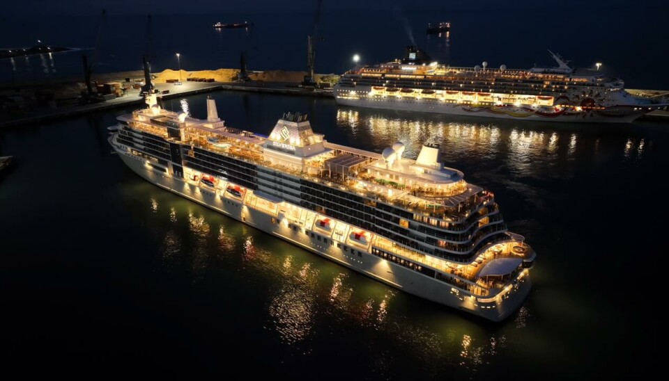 Imagen nocturna de un crucero arribando al puerto de Arica.