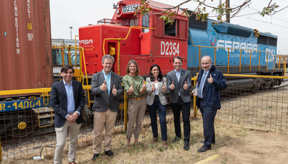 Autoridades y representantes de las empresas tras el inicio de la experiencia intermodal.
