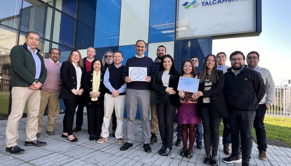 Ejecutivos de la empresa y trabajadores con el distintivo de HuellaChile.