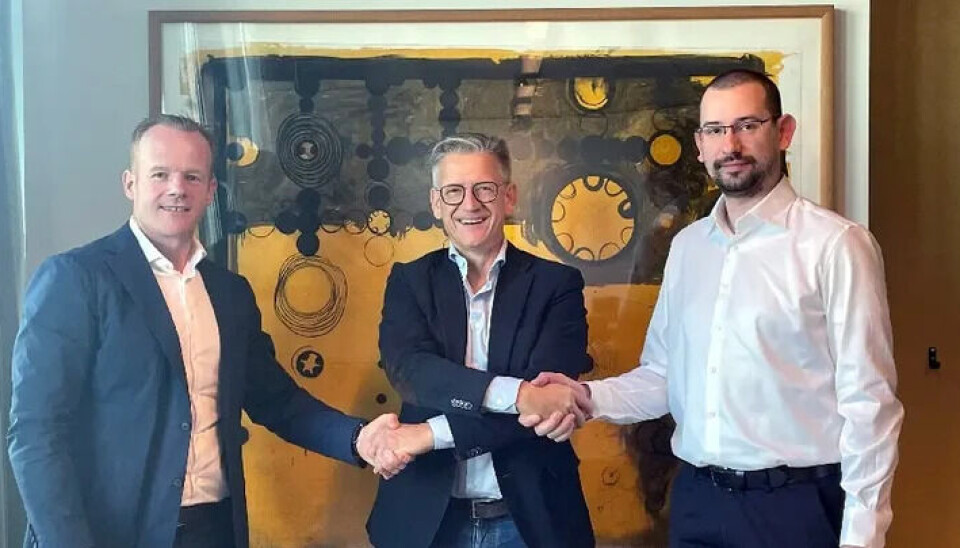 Ejecutivos de las empresas Marlink y Port-IT tras sellar el acuerdo.