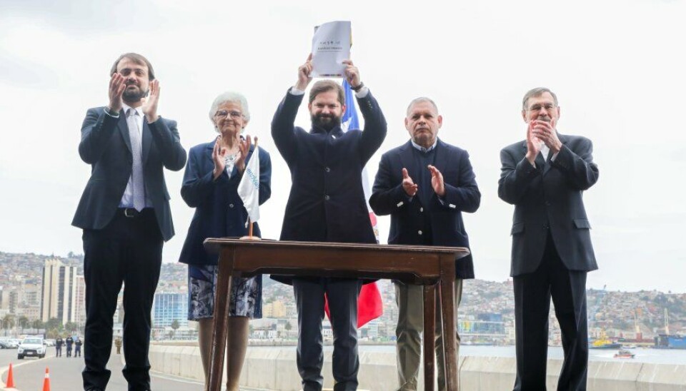 El presidente Gabriel Boric con el documento que establece las bases del Acuerdo por Valparaíso.