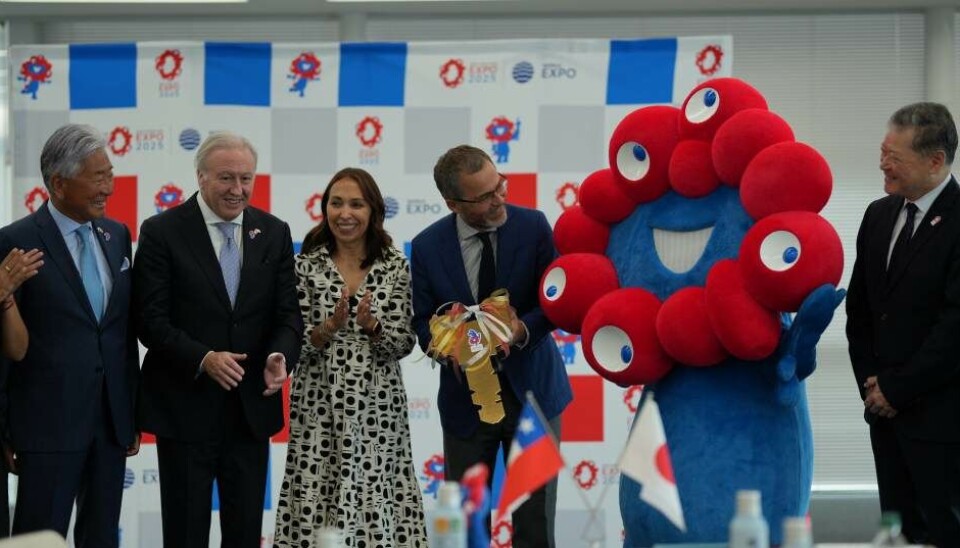 Autoridades nacionales en la entrega simbólica de las llaves del pabellón.