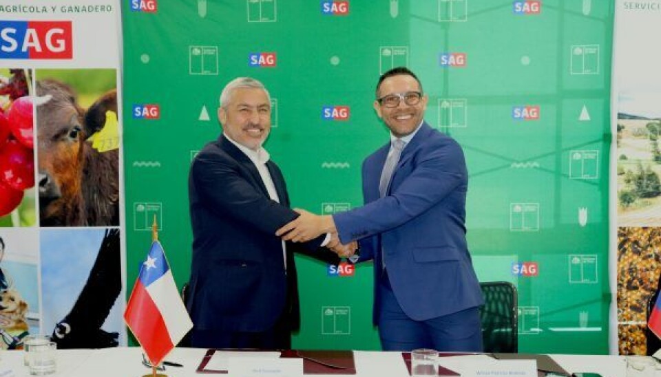 Las autoridades de Chile y Ecuador tras la firma del acuerdo.