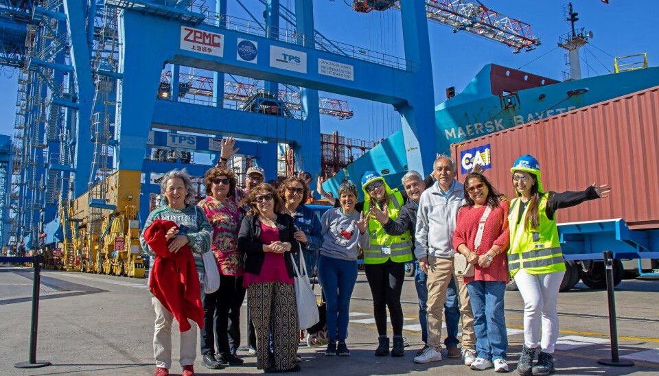 Integrantes del grupo de voluntarios en su recorrido por las instalaciones del puerto.