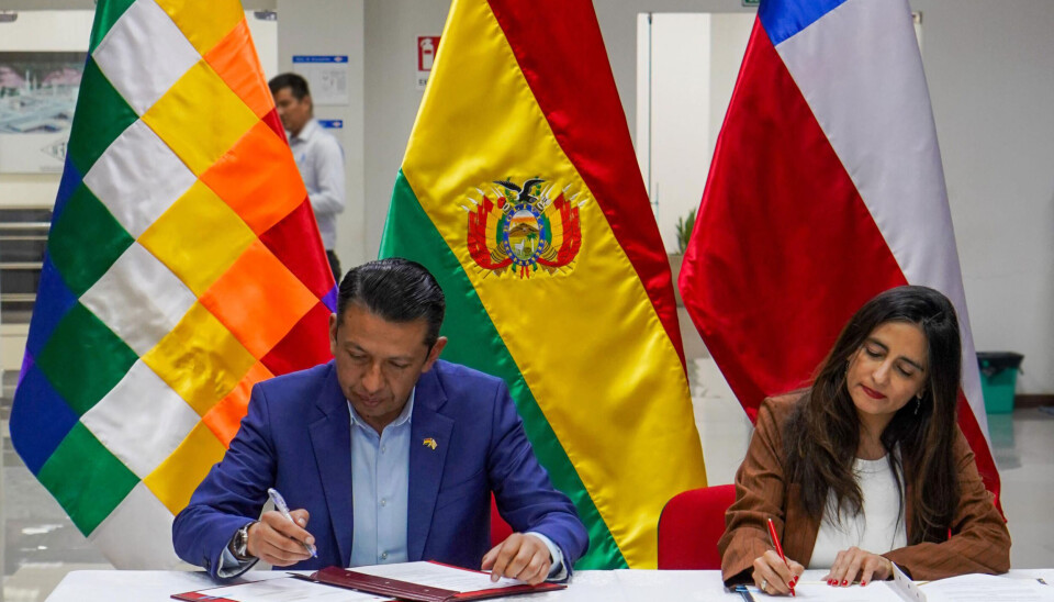 Autoridades de ambos países en la firma del acuerdo en Santa Cruz.