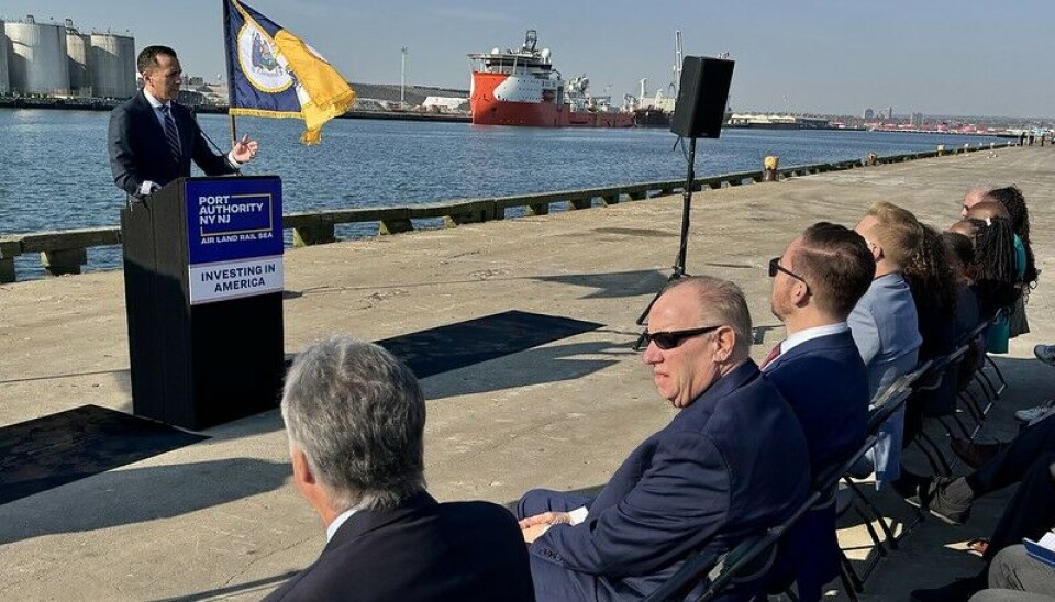 Autoridades de la ciudad y el puerto en la ceremonia del anuncio.