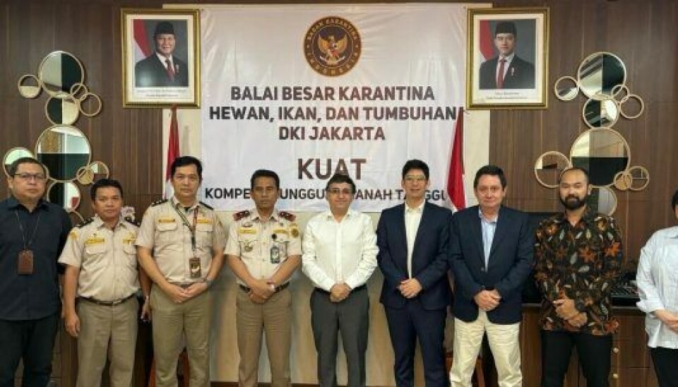 Autoridades de ambos países tras la reunión en Indonesia.