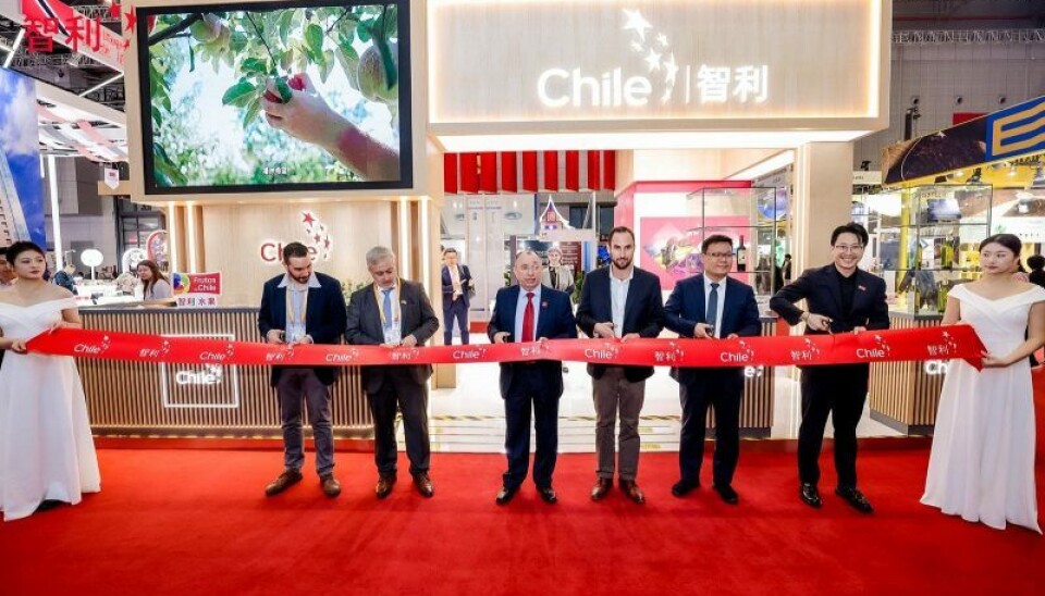 Autoridades del gremio exportador en el tradicional corte de cinta en China.