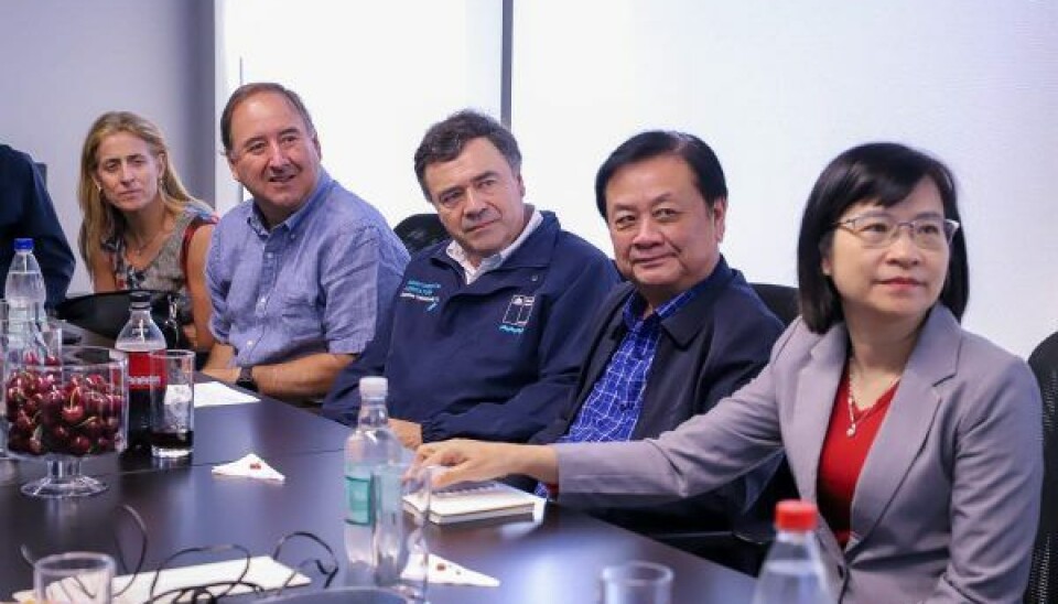 Autoridades de gobierno de Vietnam y Chile junto a representantes de Frutas de Chile.
