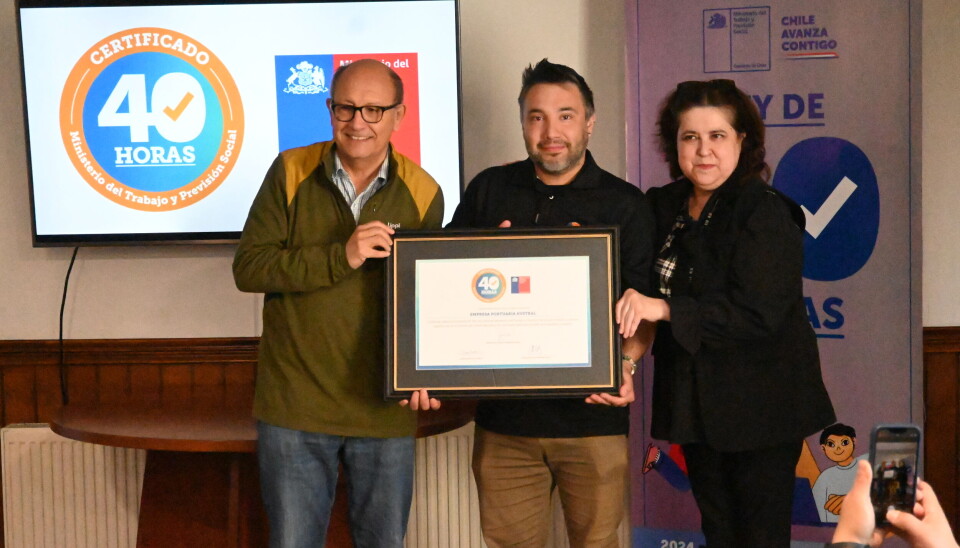 Gabriel Aldoney recibe el sello que acredita la certificación a nivel regional.