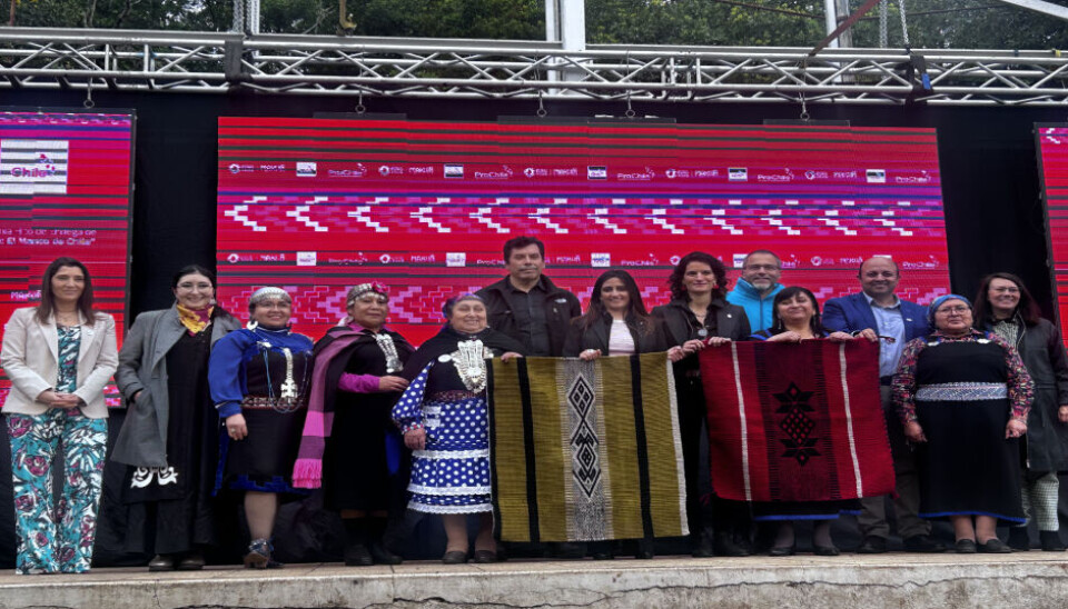 Autoridades junto a las tejedoras en la entrega del pabellón que se presentará en Osaka.