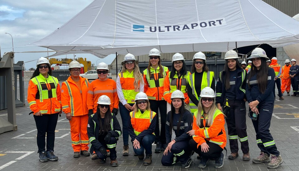 Trabajadoras del terminal portuario tras la reunión con las autoridades de la Seremi de la Mujer.