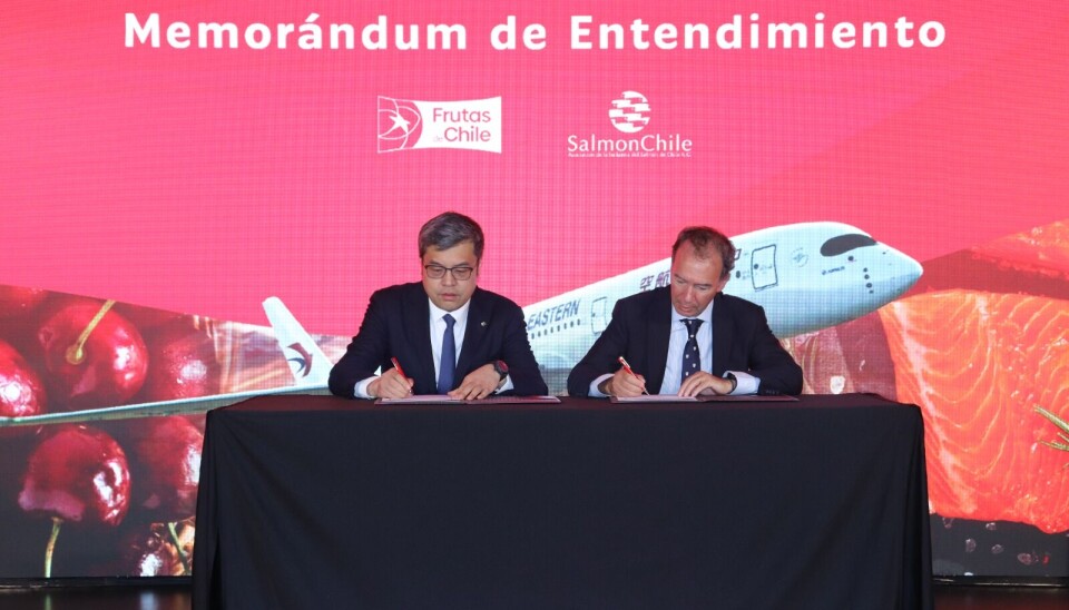 Ejecutivos durante la firma del acuerdo entre las partes para el envío de cerezas al mercado chino.