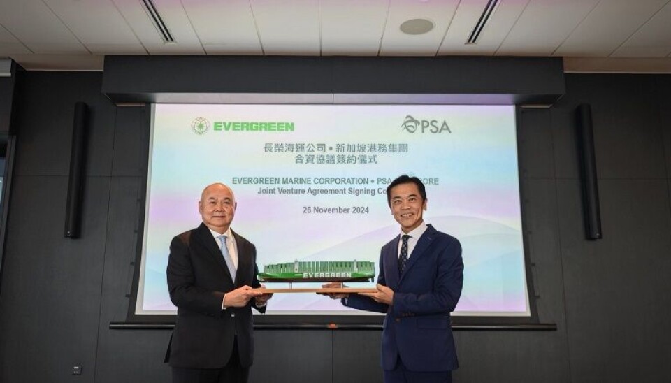 Ejecutivos de ambas compañías tras la firma del acuerdo en Singapur.