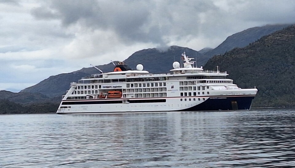 El crucero tiene 139 metros de eslora y pertenece a la compañía Hapag Lloyd Cruises.