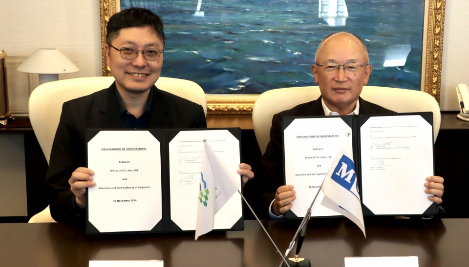 Teo Eng Dih, director ejecutivo de MPA, junto a Takeshi Hashimoto, presidente y director ejecutivo de MOL.