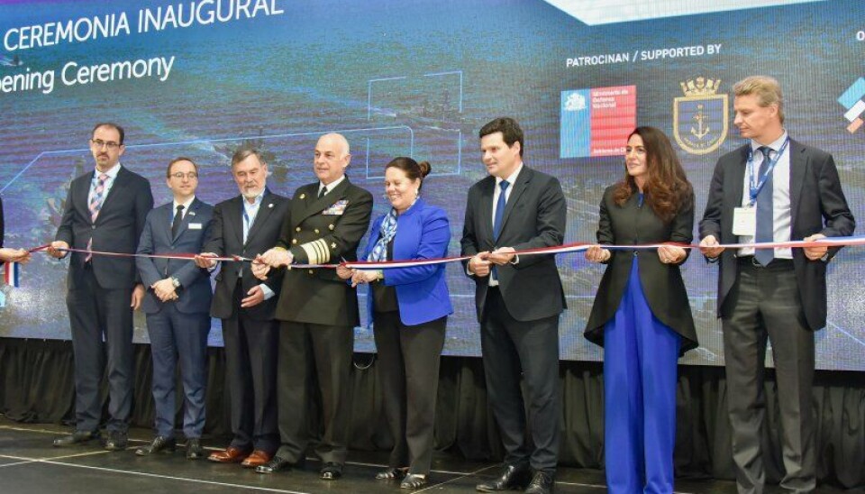 Autoridades navales y de gobierno durante el tradicional corte de cinta en la inauguración de ExpoNaval.