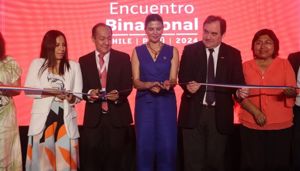 Autoridades de ambos países en el tradicional corte de cinta inaugural del encuentro.