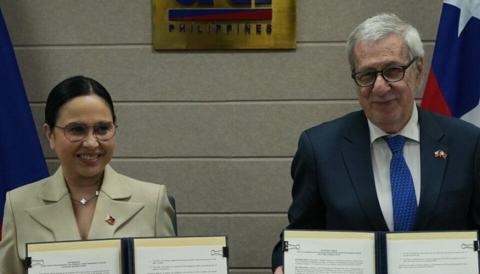 Autoridades de ambos países tras la firma del acuerdo para el inicio de las negociaciones.