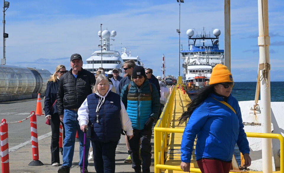 Pasajeros descienden para conocer la ciudad en su recorrido por la zona austral.