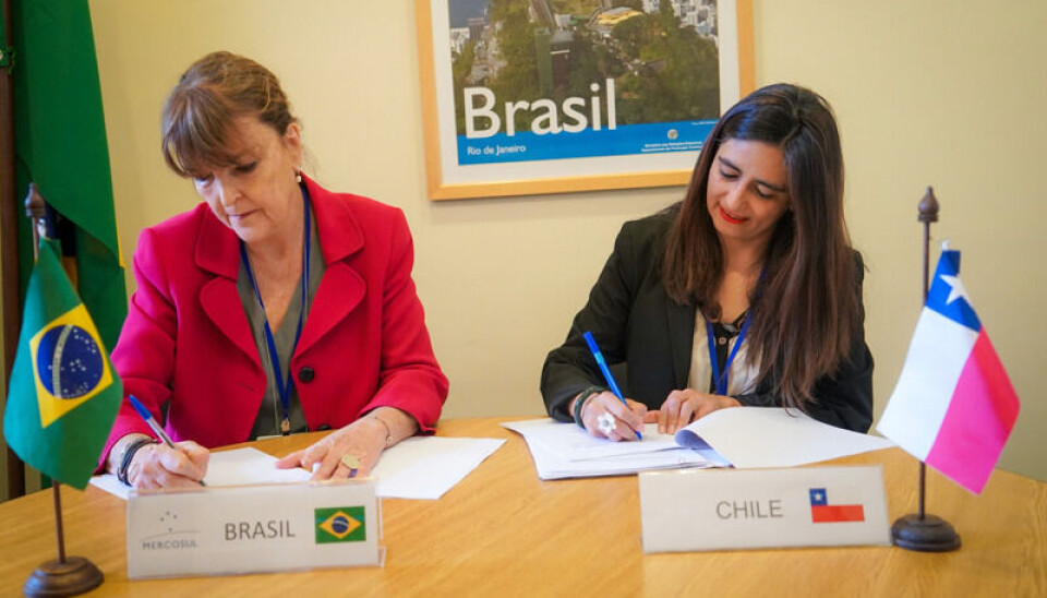 Autoridades de ambos países en la firma del acuerdo.