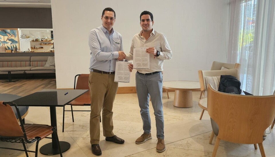 Representantes de ambas instituciones tras la firma del acuerdo.