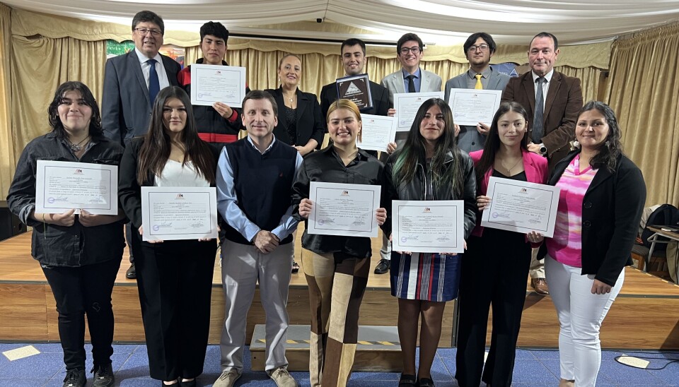 Los alumnos junto a los diplomas en el acto organizado por la Comlog.