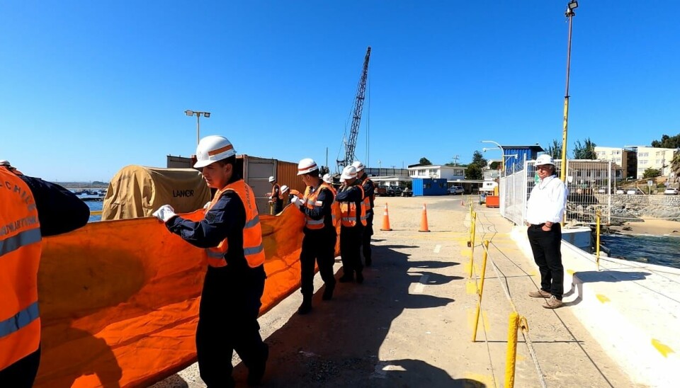 Efectivos de la Autoridad Marítima durante el simulacro desarrollado en la bahía de Quintero.