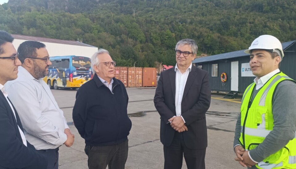 El ministro Mario Marcel junto a los ejecutivos de la empresa portuaria.