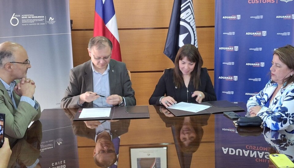 Las autoridades durante la firma del convenio de colaboración.