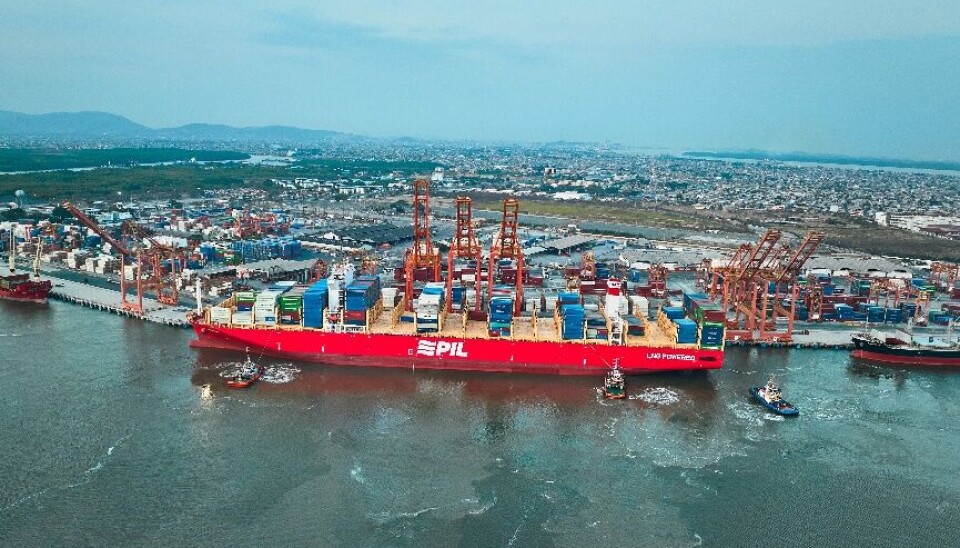 La nave tiene una eslora de 335 metros y una capacidad de 14,000 TEUs.