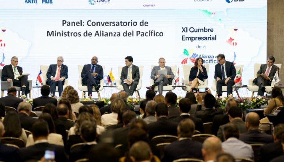 Autoridades de la AP durante el conversatorio en la Cumbre Empresarial.