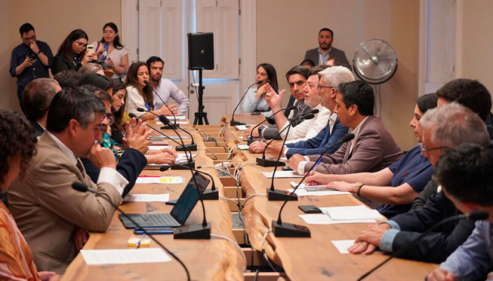 Autoridades y representantes del sector privado en la reunión.