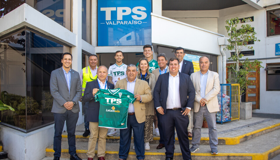Ejecutivos de TPS y directivos de Santiago Wanderers tras la firma del acuerdo.