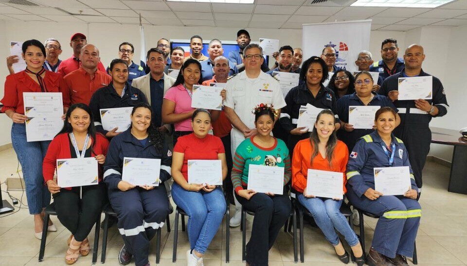 Los participantes del curso junto a las autoridades que impartieron los cursos.
