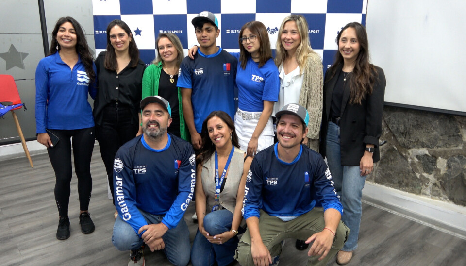Ejecutivos de TPS junto al equipo nacional de SUP.