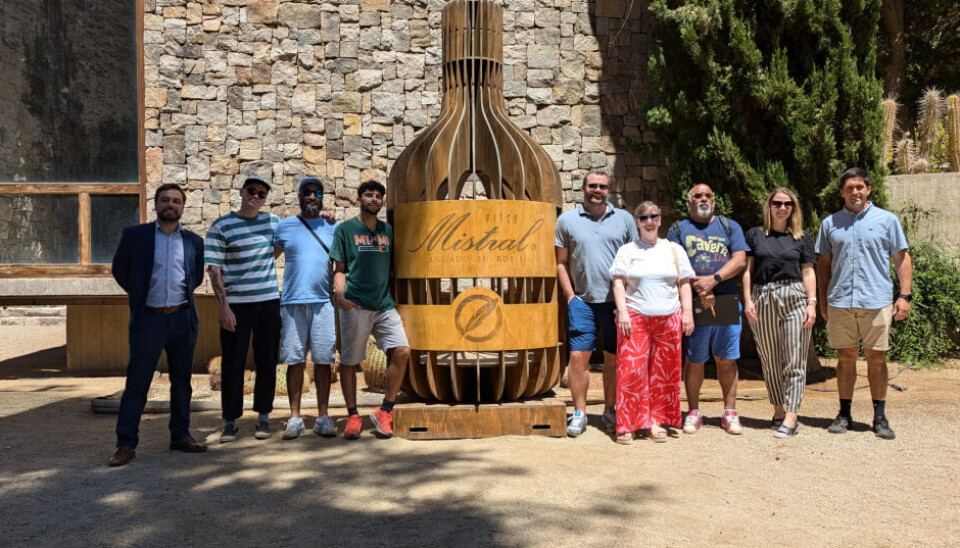 Los importadores en su visita a una de las plantas productoras de pisco de la zona.