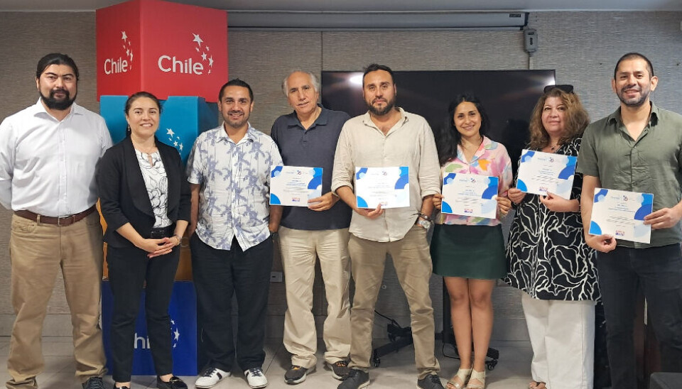 Participantes junto a sus diplomas que acreditan su aprendizaje.