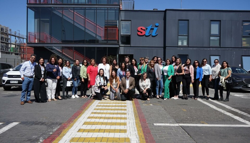 Trabajadoras del terminal portuario tras la reunión.