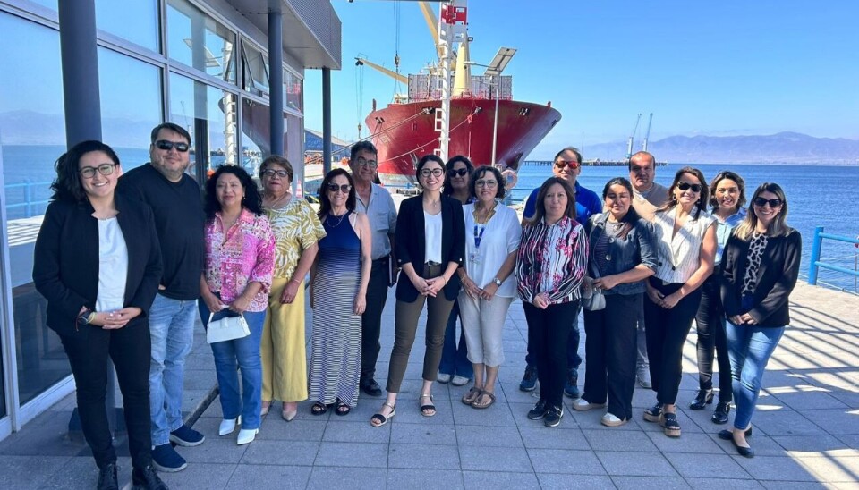 Los participantes de la mesa de trabajo tras la reunión en el terminal portuario.