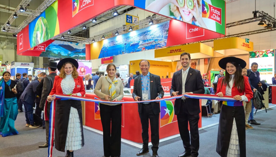 Autoridades durante el tradicional corte de cinta del stand nacional en la feria.