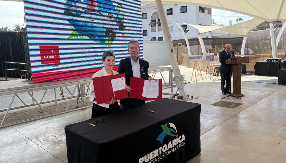 Autoridades tras la firma del convenio de colaboración.