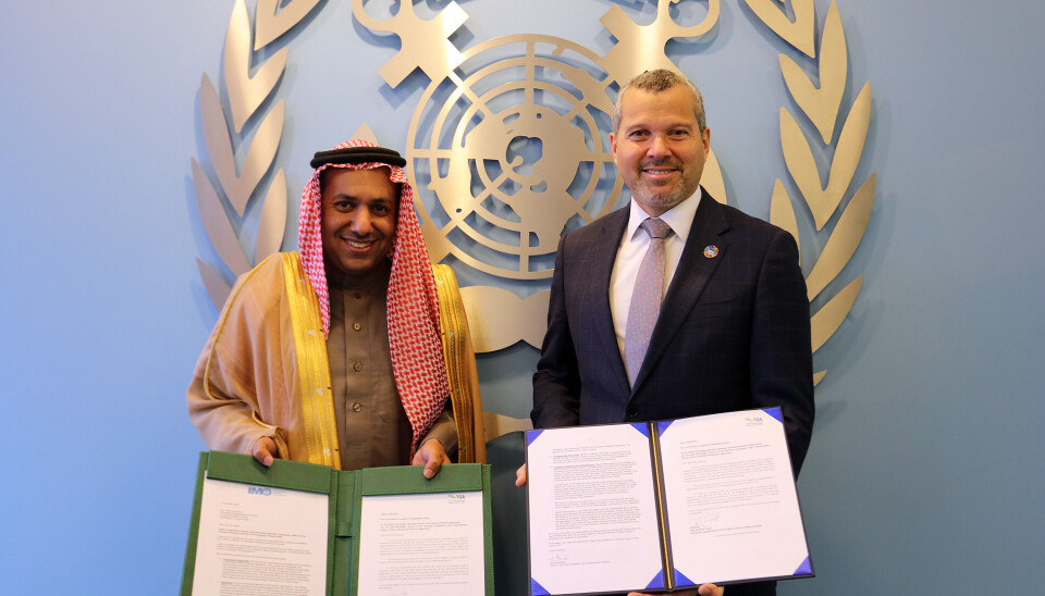 Secretario General de la OMI, Arsenio Domínguez, y el representante de Arabia Saudita ante la OMI, Kamal M. Al Junaidi.