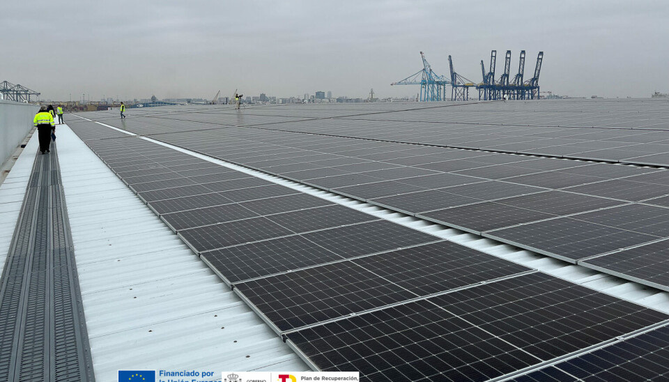La planta del terminal portuario se compone de 10.530 módulos fotovoltaicos.