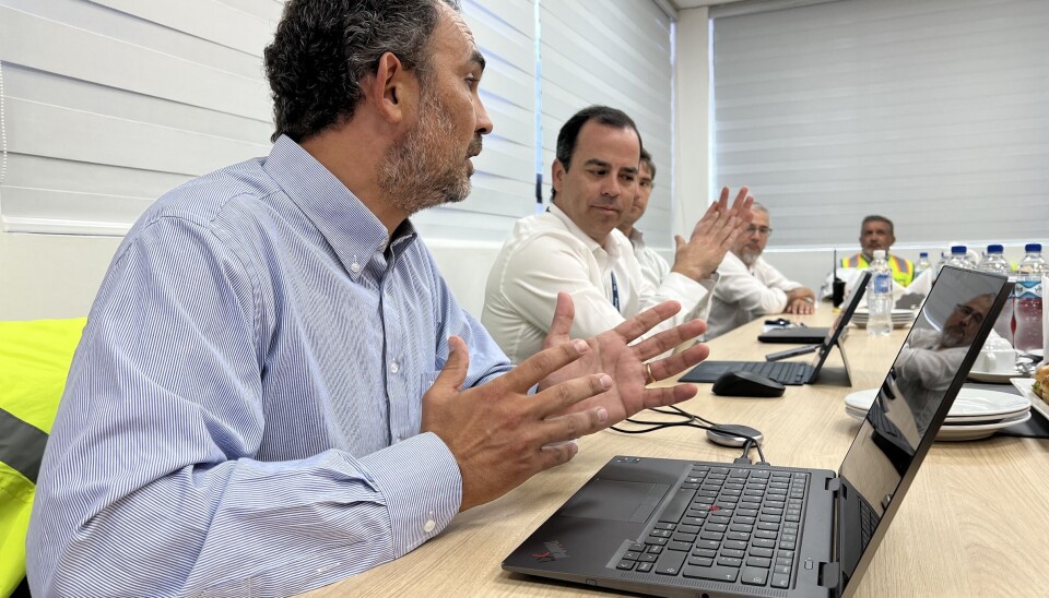 Ejecutivos del terminal portuario y autoridades regionales durante la reunión.